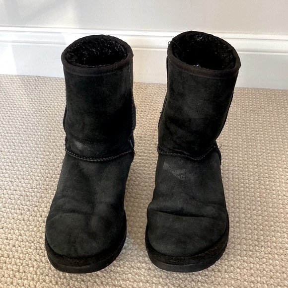 Ugg Classic Short II Shearling Lined in Black Size 7 - Picture 2 of 11